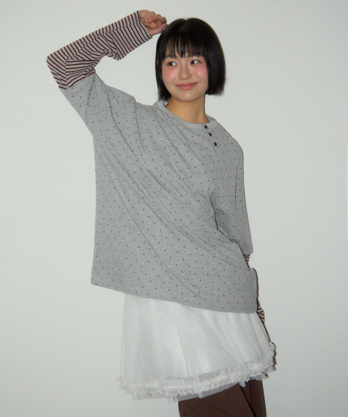 SOME PLACE（サムプレイス）の「ミニドットカラーアンバランスストライプツーウェイレイヤードTシャツ[グレー]（Tシャツ/カットソー・レディース・グレー・FREE）」の6枚目の写真