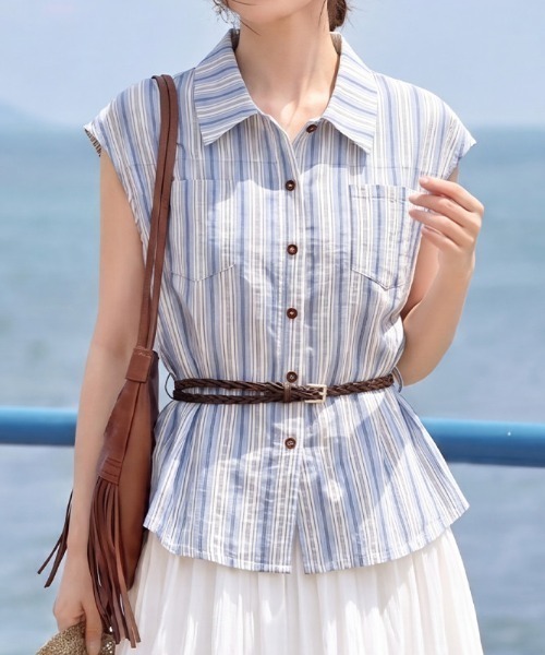 AMAJI(アマジ)の「配色切替 ストライプ柄 オープンカラー ウエストマーク ノースリーブシャツ(シャツ/ブラウス・レディース・ライトブルー・MEDIUM/LARGE/X-LARGE)」の1枚目の写真