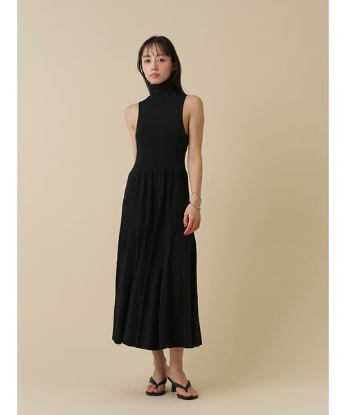 SNIDEL(スナイデル)の「バックオープンデザインロングニットワンピース(ワンピース・レディース・ブラック/モカ/ホワイト・1/0)」の5枚目の写真