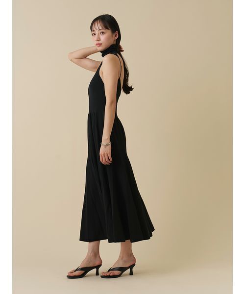 SNIDEL(スナイデル)の「バックオープンデザインロングニットワンピース(ワンピース・レディース・ブラック/モカ/ホワイト・1/0)」の7枚目の写真