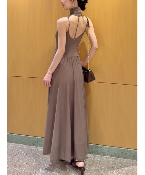 SNIDEL(スナイデル)の「バックオープンデザインロングニットワンピース(ワンピース・レディース・ブラック/モカ/ホワイト・1/0)」の3枚目の写真