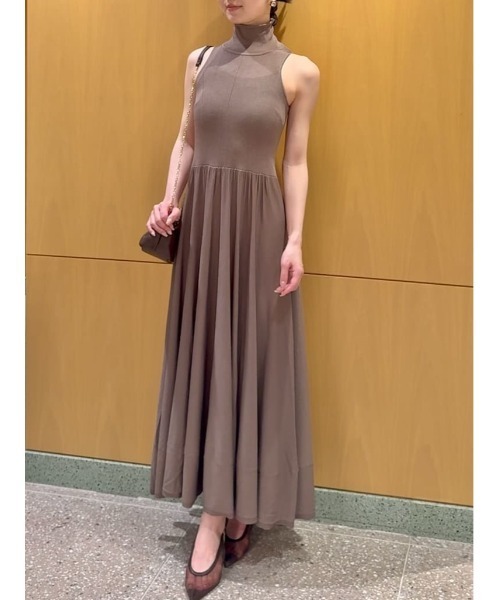 SNIDEL(スナイデル)の「バックオープンデザインロングニットワンピース(ワンピース・レディース・ブラック/モカ/ホワイト・1/0)」の4枚目の写真