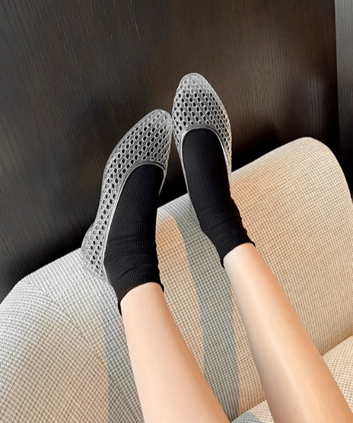 mebole(メボレ)の「jelly flat shoes(サンダル・レディース・シルバー/クリア/ブラック・MEDIUM/SMALL/LARGE)」の3枚目の写真