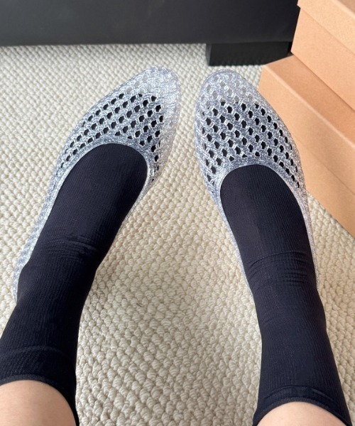 mebole(メボレ)の「jelly flat shoes(サンダル・レディース・シルバー/クリア/ブラック・MEDIUM/SMALL/LARGE)」の13枚目の写真