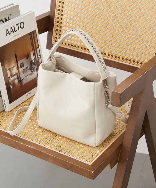 cache cache(カシュ カシュ)の「【cache cache】チェーンハンドルボックス仕切りBAG(ハンドバッグ・レディース・ブラック/ベージュ/グレー/アイボリー・FREE)」の2枚目の写真