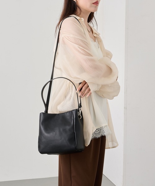 cache cache(カシュ カシュ)の「【cache cache】チェーンハンドルボックス仕切りBAG(ハンドバッグ・レディース・ブラック/ベージュ/グレー/アイボリー・FREE)」の1枚目の写真