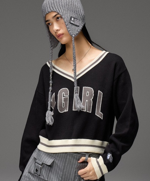 X-girl(エックスガール)の「LOGO JACQUARD V-NECK KNIT TOP(ニット/セーター・レディース・ブラック/ネイビー・ONE SIZE)」の1枚目の写真