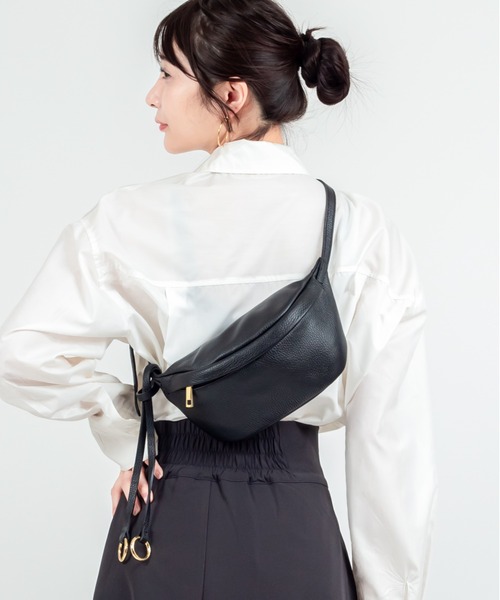 AULENTTI（オウレンティ）の「【AULENTTI/オウレンティ】レザーボディバッグ　ウエストバッグ（ボディバッグ/ウエストポーチ・レディース・ブラック・FREE）」の8枚目の写真