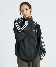 adidas（アディダス）の「【adidas originals/アディダスオリジナルス】ST CLASSICS LOOSE TT｜ルーズシルエット トラックトップ（ジャージ）」