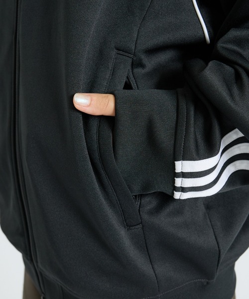 adidas(アディダス)の「【adidas originals/アディダスオリジナルス】ST CLASSICS LOOSE TT|ルーズシルエット トラックトップ(ジャージ・メンズ・ブラック・M/L)」の12枚目の写真