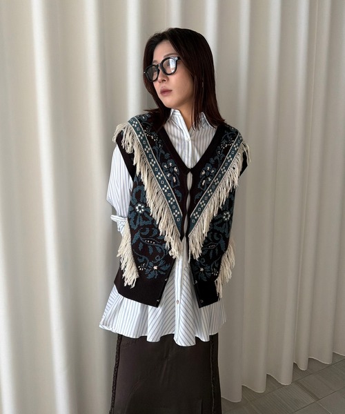Ameri(アメリ)の「2WAY FLOWER PATTERN FRINGE KNIT VEST(ベスト・レディース・ブルー/ブラウン/グレー・FREE)」の21枚目の写真