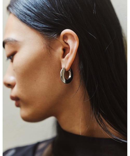 kiehtova(キエトヴァ)の「【kiehtova】MOLDED OVAL HOOP PIERCE/モウルディド オーバル フープ ピアス(ピアス(両耳用)・レディース・シルバー/ゴールド・FREE)」の4枚目の写真