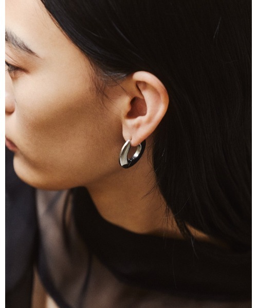 kiehtova(キエトヴァ)の「【kiehtova】MOLDED OVAL HOOP PIERCE/モウルディド オーバル フープ ピアス(ピアス(両耳用)・レディース・シルバー/ゴールド・FREE)」の5枚目の写真