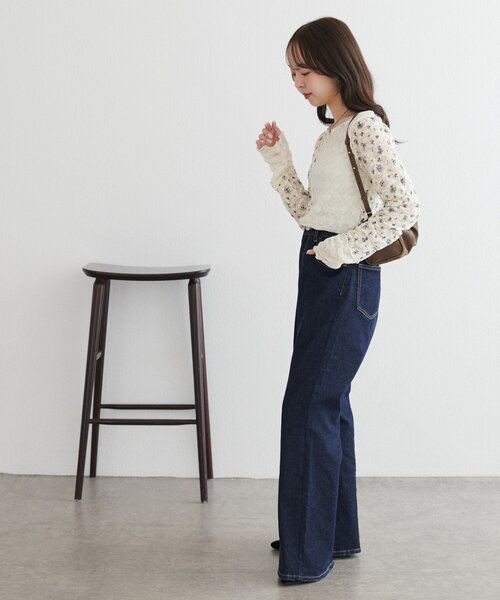 DISCOAT(ディスコート)の「【WEB限定】花柄切替パッチワークロングスリーブTシャツ(Tシャツ/カットソー・レディース・ブルー/ブラック/アイボリー・FREE)」の5枚目の写真