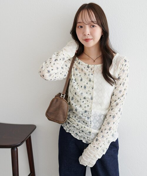 DISCOAT(ディスコート)の「【WEB限定】花柄切替パッチワークロングスリーブTシャツ(Tシャツ/カットソー・レディース・ブルー/ブラック/アイボリー・FREE)」の6枚目の写真