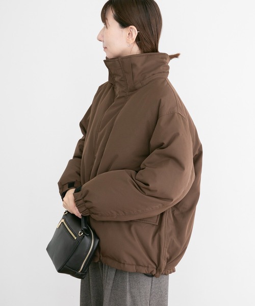 ITEMS URBANRESEARCH（アイテムズ アーバンリサーチ）の「フードミドルダウンジャケット（ダウンジャケット/コート・レディース・ブラウン/ブラック・FREE）」の2枚目の写真