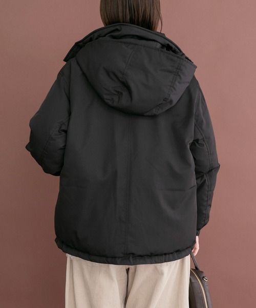ITEMS URBANRESEARCH（アイテムズ アーバンリサーチ）の「フードミドルダウンジャケット（ダウンジャケット/コート・レディース・ブラウン/ブラック・FREE）」の22枚目の写真