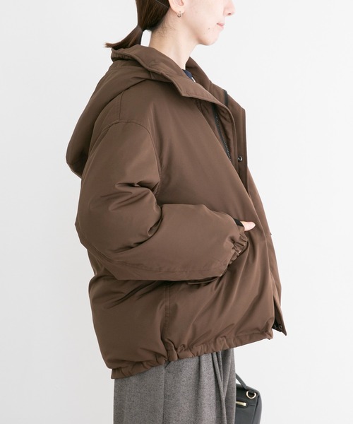 ITEMS URBANRESEARCH（アイテムズ アーバンリサーチ）の「フードミドルダウンジャケット（ダウンジャケット/コート・レディース・ブラウン/ブラック・FREE）」の12枚目の写真