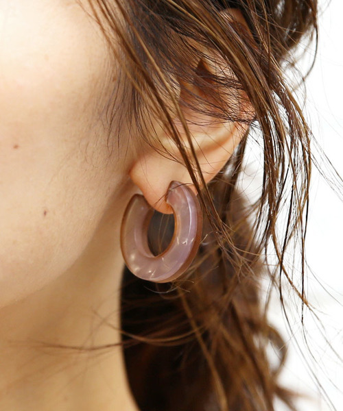 Ameri（アメリ）の「MARBLE HOOP PIERCE（ピアス（両耳用）・レディース・ワインレッド/ベージュ・FREE）」の2枚目の写真