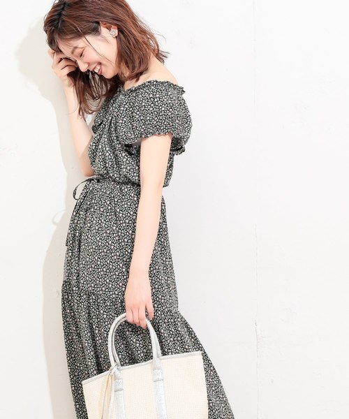 natural couture（ナチュラルクチュール）の「ギャザーフリルティアード花柄ワンピース（ワンピース・レディース・ブラック/ベージュ/イエロー・FREE）」の5枚目の写真