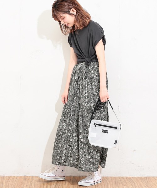 natural couture（ナチュラルクチュール）の「ギャザーフリルティアード花柄ワンピース（ワンピース・レディース・ブラック/ベージュ/イエロー・FREE）」の7枚目の写真