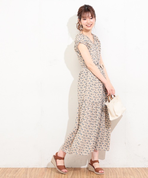 natural couture（ナチュラルクチュール）の「ギャザーフリルティアード花柄ワンピース（ワンピース・レディース・ブラック/ベージュ/イエロー・FREE）」の10枚目の写真