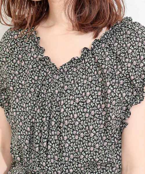 natural couture（ナチュラルクチュール）の「ギャザーフリルティアード花柄ワンピース（ワンピース・レディース・ブラック/ベージュ/イエロー・FREE）」の18枚目の写真