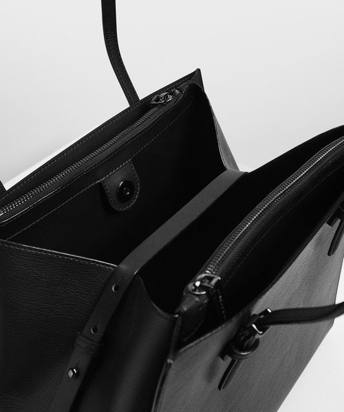 CHARLES & KEITH（チャールズ & キース）の「ダブルハンドルトートバッグ / Double Handle Tote Bag（トートバッグ・レディース・ダークブルー/プラム/ブラック・XL）」の7枚目の写真