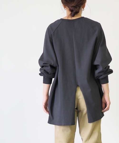 Riberry（リベリー）の「バックスリットオーバーサイズラグランスリーブロンT（Tシャツ/カットソー・レディース・ブラック/ベージュ/オフホワイト/ラベンダー/グリーン系その他/カーキ/ライトパープル/モカ/ブルー/スミクロ・FREE）」の4枚目の写真