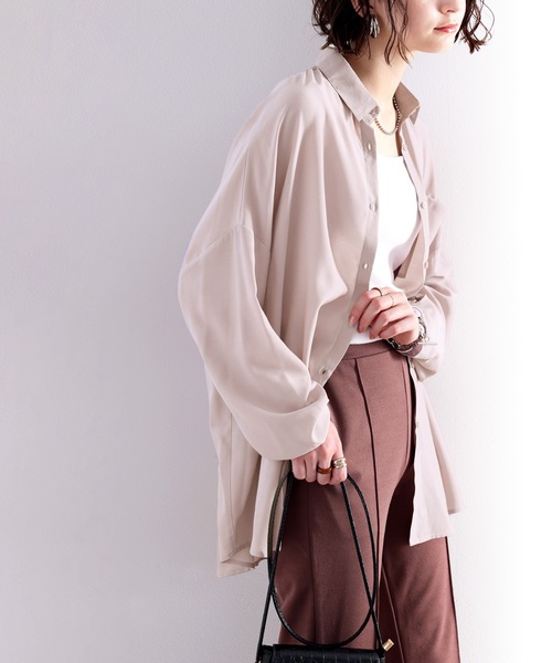 classicalelf(クラシカルエルフ)の「とろみ素材ロング丈レギュラーカラー無地ミドル丈シャツ(長袖)(シャツ/ブラウス・レディース・オフホワイト/カーキ/ブルー/モカ/グレイッシュベージュ/ブラック/ベージュ/ピンクベージュ・MEDIUM/LARGE/X-LARGE)」の8枚目の写真