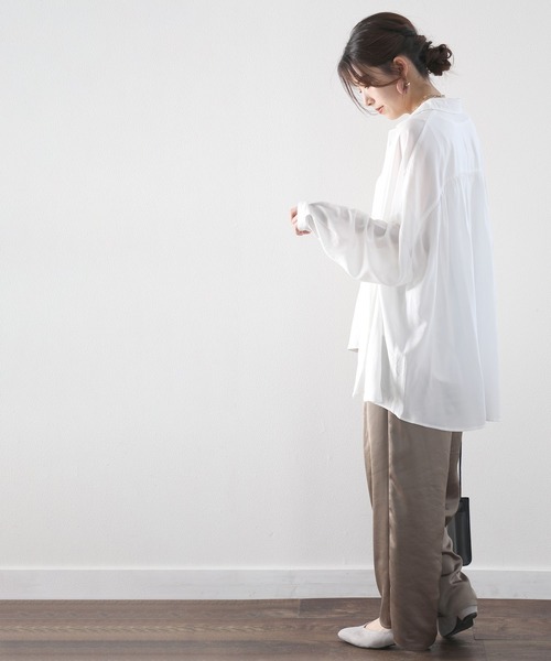 classicalelf(クラシカルエルフ)の「とろみ素材ロング丈レギュラーカラー無地ミドル丈シャツ(長袖)(シャツ/ブラウス・レディース・オフホワイト/カーキ/ブルー/モカ/グレイッシュベージュ/ブラック/ベージュ/ピンクベージュ・MEDIUM/LARGE/X-LARGE)」の1枚目の写真