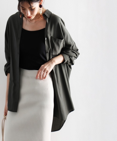 classicalelf(クラシカルエルフ)の「とろみ素材ロング丈レギュラーカラー無地ミドル丈シャツ(長袖)(シャツ/ブラウス・レディース・オフホワイト/カーキ/ブルー/モカ/グレイッシュベージュ/ブラック/ベージュ/ピンクベージュ・MEDIUM/LARGE/X-LARGE)」の6枚目の写真