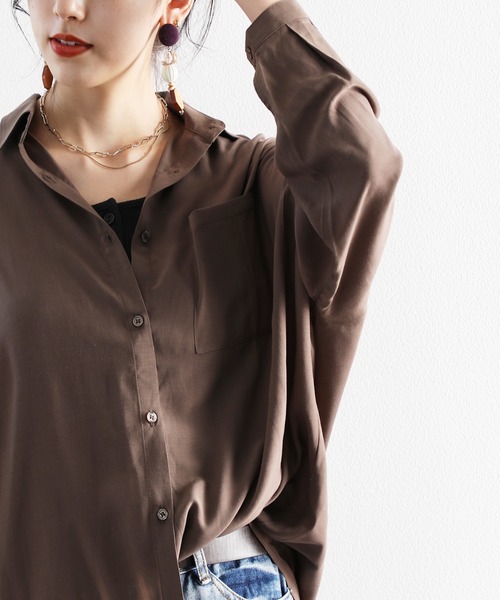 classicalelf(クラシカルエルフ)の「とろみ素材ロング丈レギュラーカラー無地ミドル丈シャツ(長袖)(シャツ/ブラウス・レディース・オフホワイト/カーキ/ブルー/モカ/グレイッシュベージュ/ブラック/ベージュ/ピンクベージュ・MEDIUM/LARGE/X-LARGE)」の3枚目の写真