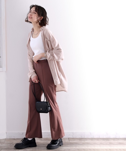 classicalelf(クラシカルエルフ)の「とろみ素材ロング丈レギュラーカラー無地ミドル丈シャツ(長袖)(シャツ/ブラウス・レディース・オフホワイト/カーキ/ブルー/モカ/グレイッシュベージュ/ブラック/ベージュ/ピンクベージュ・MEDIUM/LARGE/X-LARGE)」の14枚目の写真