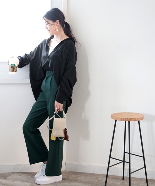 classicalelf(クラシカルエルフ)の「とろみ素材ロング丈レギュラーカラー無地ミドル丈シャツ(長袖)(シャツ/ブラウス・レディース・オフホワイト/カーキ/ブルー/モカ/グレイッシュベージュ/ブラック/ベージュ/ピンクベージュ・MEDIUM/LARGE/X-LARGE)」の17枚目の写真