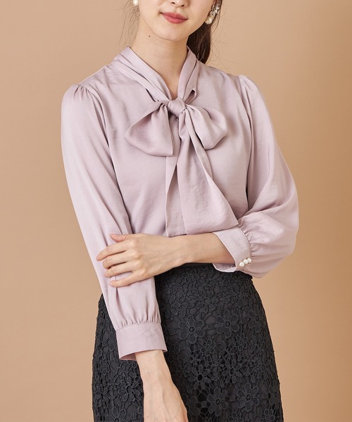 tocco closet(トッコ クローゼット)の「袖口パール付きボウタイりぼんヴィンテージサテンブラウス(シャツ/ブラウス)」|ピンク系その他
