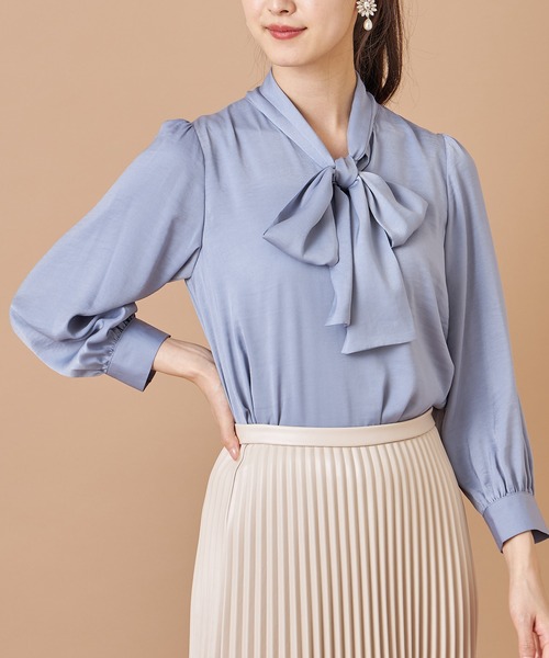 tocco closet（トッコ　クローゼット）の「袖口パール付きボウタイりぼんヴィンテージサテンブラウス（シャツ/ブラウス・レディース・アイボリー/ピンク系その他/グレイッシュブルー・M）」の3枚目の写真