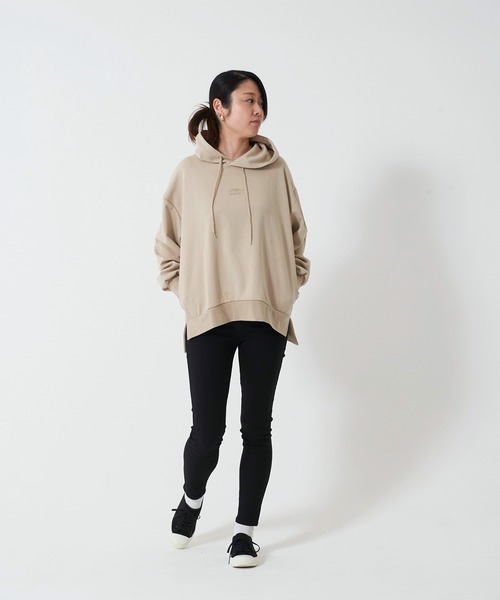 OUTDOOR PRODUCTS APPAREL(アウトドアプロダクツアパレル)の「防シワポンチロゴプルパーカー UVカット 同色ワンポイント/バックプリント サイドスリット 前後差 ややゆったりしたサイズ(パーカー・レディース・ベージュ/アイボリー/パープル・FREE)」の4枚目の写真