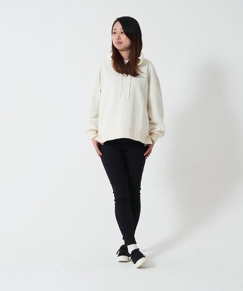 OUTDOOR PRODUCTS APPAREL(アウトドアプロダクツアパレル)の「防シワポンチロゴプルパーカー UVカット 同色ワンポイント/バックプリント サイドスリット 前後差 ややゆったりしたサイズ(パーカー・レディース・ベージュ/アイボリー/パープル・FREE)」の5枚目の写真