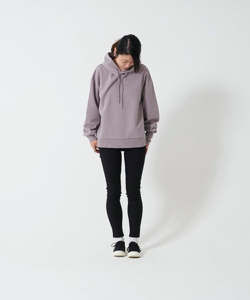 OUTDOOR PRODUCTS APPAREL(アウトドアプロダクツアパレル)の「防シワポンチロゴプルパーカー UVカット 同色ワンポイント/バックプリント サイドスリット 前後差 ややゆったりしたサイズ(パーカー・レディース・ベージュ/アイボリー/パープル・FREE)」の6枚目の写真