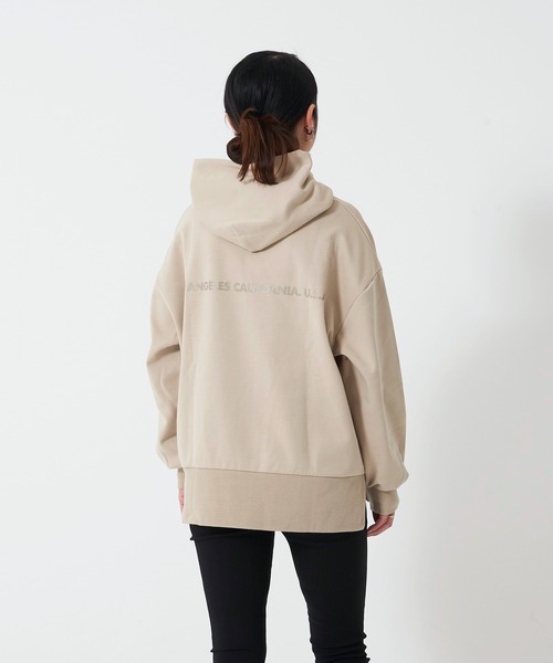 OUTDOOR PRODUCTS APPAREL(アウトドアプロダクツアパレル)の「防シワポンチロゴプルパーカー UVカット 同色ワンポイント/バックプリント サイドスリット 前後差 ややゆったりしたサイズ(パーカー・レディース・ベージュ/アイボリー/パープル・FREE)」の8枚目の写真