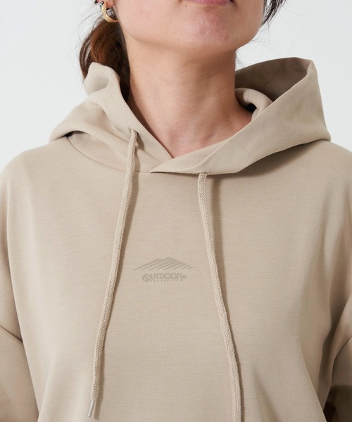 OUTDOOR PRODUCTS APPAREL(アウトドアプロダクツアパレル)の「防シワポンチロゴプルパーカー UVカット 同色ワンポイント/バックプリント サイドスリット 前後差 ややゆったりしたサイズ(パーカー・レディース・ベージュ/アイボリー/パープル・FREE)」の9枚目の写真