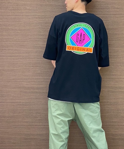 GAP(ギャップ)の「ルーズフィット コットン ロゴTシャツ(Tシャツ/カットソー・メンズ・ホワイト/ブラック/パープル/イエロー/グリーン・S/M/L/XL/XS/XXS)」の3枚目の写真