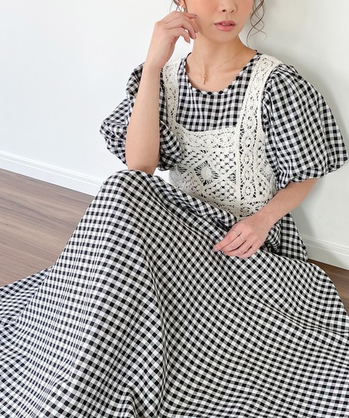 JUNOAH（ジュノア）の「ビスチェ付きパフスリーブマキシ丈ワンピース（ワンピース・レディース・グレイッシュベージュ/チャコール/ブラック系その他/グレー/ホワイト/ブラック・MEDIUM/LARGE）」の3枚目の写真