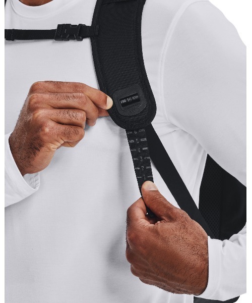 UNDER ARMOUR（アンダーアーマー）の「UAハッスル プロ バックパック（トレーニング/メンズ/レディース）（バックパック/リュック・レディース・グレー/ブラック・ONESIZE）」の11枚目の写真