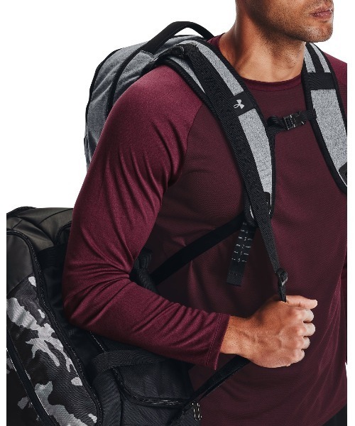 UNDER ARMOUR（アンダーアーマー）の「UAハッスル プロ バックパック（トレーニング/メンズ/レディース）（バックパック/リュック・レディース・グレー/ブラック・ONESIZE）」の16枚目の写真