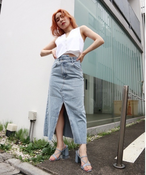 FIG&VIPER(フィグアンドバイパー)の「スリットデニムロングSK(スカート・レディース・ブルー・MEDIUM/SMALL)」の15枚目の写真