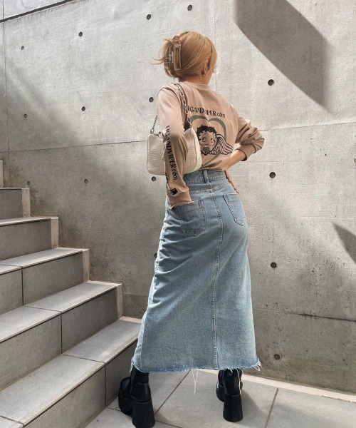 FIG&VIPER(フィグアンドバイパー)の「スリットデニムロングSK(スカート・レディース・ブルー・MEDIUM/SMALL)」の5枚目の写真