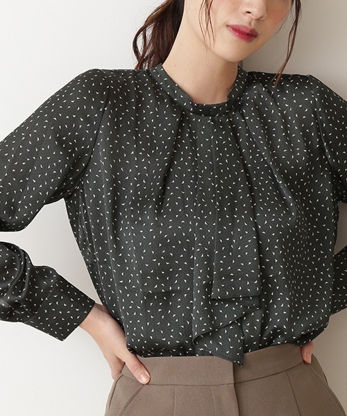 NATURAL BEAUTY BASIC（ナチュラルビューティーベーシック）の「ＷＥＢ限定ドビープリントボウブラウス/0171210906（シャツ/ブラウス・レディース・ホワイト系その他/グリーン系その他/ブラック系その他・MEDIUM/SMALL）」の3枚目の写真