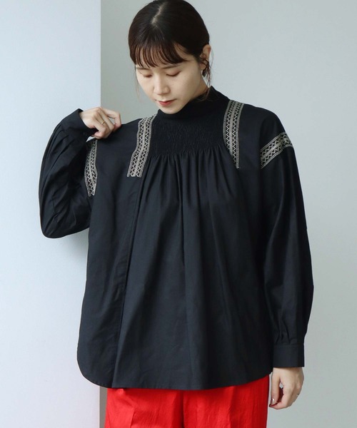 cardo fabrica(カルドファブリカ)の「ミシン飾りステッチ レース衿シャーリングブラウス(シャツ/ブラウス・レディース・ホワイト/ブラック・FREE)」の3枚目の写真